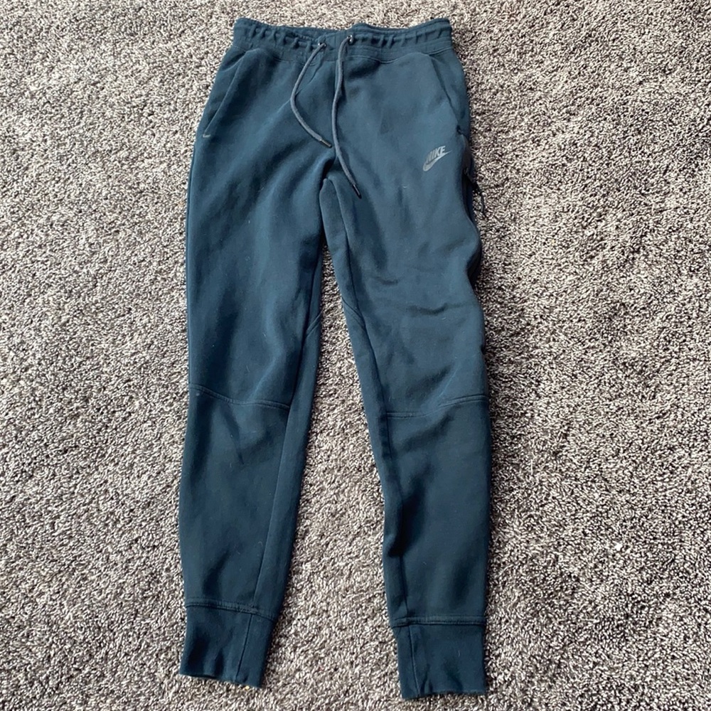 BLACK NIKE JOGGERS